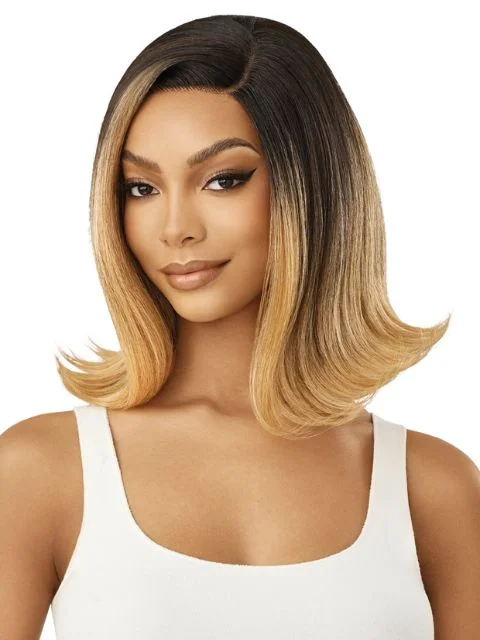 Lace wig with a wavy texture for a beachy lookOutre HD Transparent Glueless Lace Front Wig -CARMEL